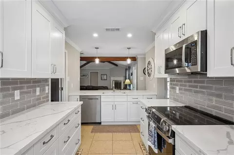 Kitchen - 10 Glacier St, Kenner, LA 70065 photo 3 of 4