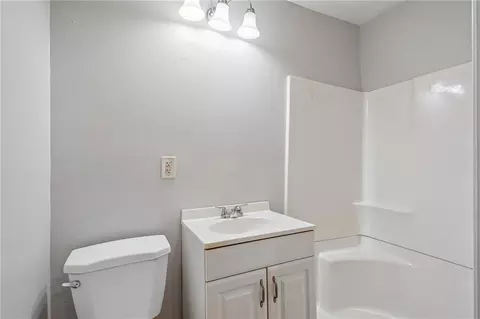 Bath - 10 Glacier St, Kenner, LA 70065 photo 4 of 4