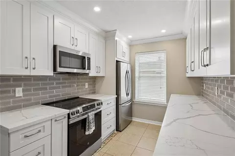 Kitchen - 10 Glacier St, Kenner, LA 70065 photo 2 of 4