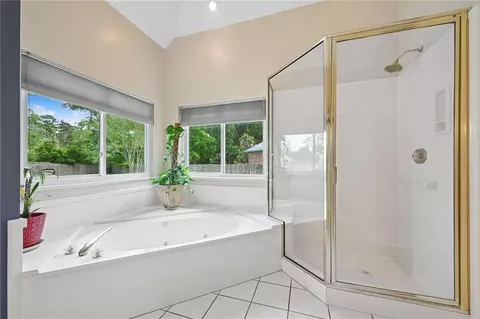 Bath - 1338 Woodmere Dr, Mandeville, LA 70471 photo 2 of 5