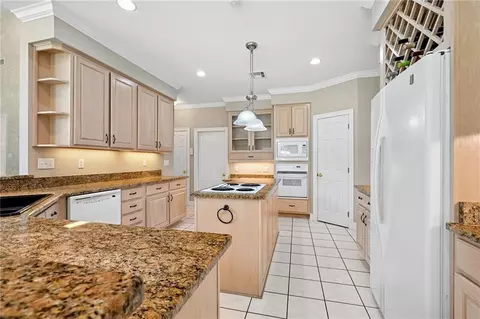 Kitchen - 1338 Woodmere Dr, Mandeville, LA 70471 photo 2 of 4