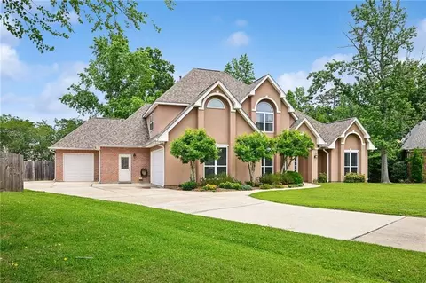 Exterior - 1338 Woodmere Dr, Mandeville, LA 70471 photo 5 of 8