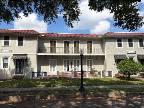 907-909 Wilson Dr, New Orleans, LA 70119