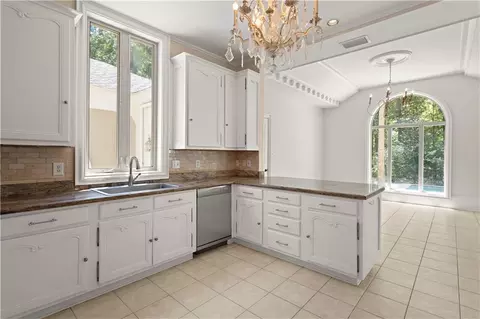 Kitchen - 8 Mulberry Pt, Covington, LA 70433 photo 2 of 2