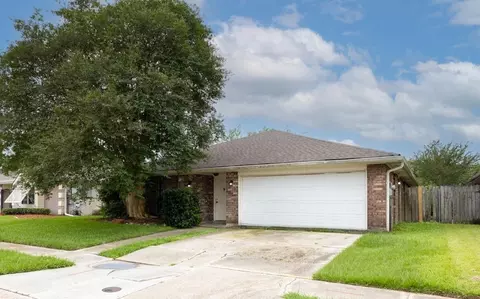 7820 Windward Ct, New Orleans, LA 70128