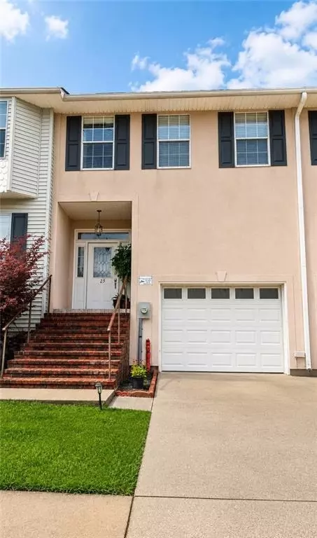 25 Stanton Hall Dr, Destrehan, LA 70047