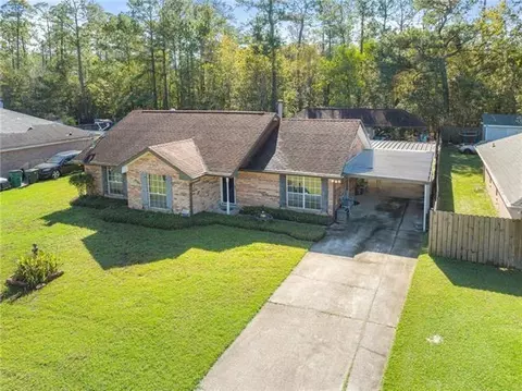 140 S Cherrywood Ln, Pearl River, LA 70452