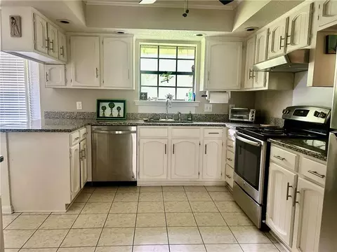Kitchen - 64 Zinnia Dr, Covington, LA 70433 photo 2 of 3