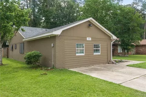 Exterior - 224 E Queens Dr, Slidell, LA 70458 photo 3 of 6
