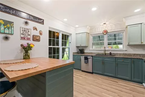 Kitchen - 224 E Queens Dr, Slidell, LA 70458 photo 3 of 3