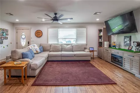 Living - 636 Pine St, Norco, LA 70079 photo 2 of 2
