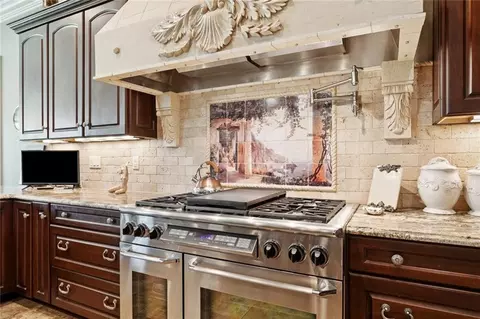 Kitchen - 408 W Chase Ct, Mandeville, LA 70448 photo 4 of 5