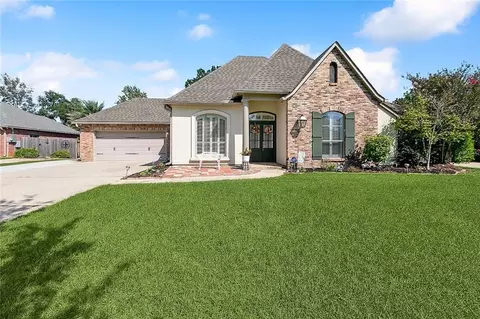 660 Place Saint Etienne Pl, Covington, LA 70433