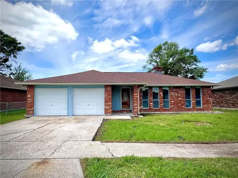 2420 E Sunny Meade Dr, Harvey, LA 70058