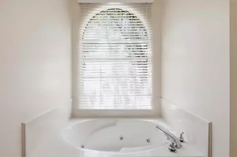 Bath - 221 Libra Ave #B, Mandeville, LA 70471 photo 3 of 4