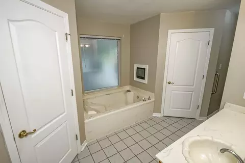 Bath - 125 Cottage Dr, Luling, LA 70070 photo 1 of 3