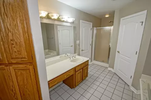 Bath - 125 Cottage Dr, Luling, LA 70070 photo 2 of 3