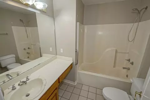 Bath - 125 Cottage Dr, Luling, LA 70070 photo 3 of 3