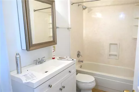 Bath - 153 Clemson Dr, Kenner, LA 70065 photo 3 of 3