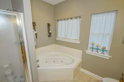 Bath - 121 Saint John St, Luling, LA 70070 photo 2 of 3