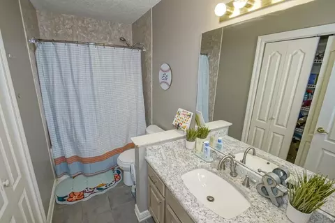 Bath - 121 Saint John St, Luling, LA 70070 photo 3 of 3