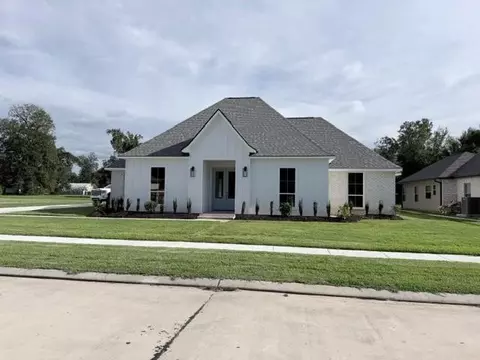 147 River Place Dr, Hahnville, LA 70057