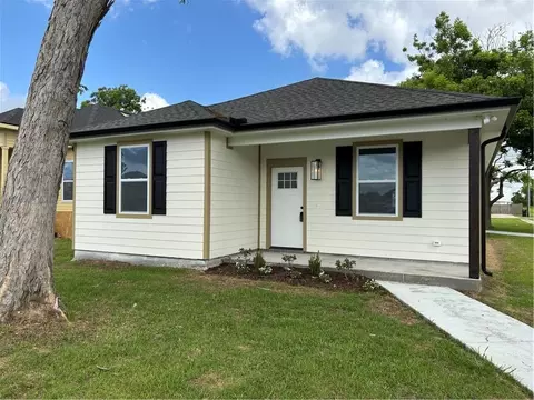 2201 Venus Pl, Violet, LA 70092