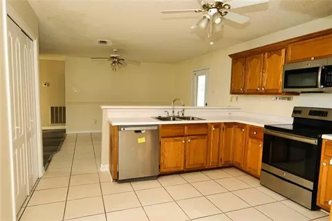 Kitchen - 304 Coronado Dr, Luling, LA 70070 photo 2 of 2