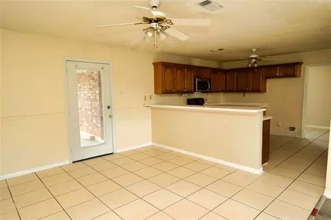 Living - 304 Coronado Dr, Luling, LA 70070 photo 3 of 5