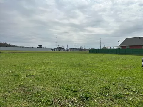 407314073240733 Lake Forest Blvd, New Orleans, LA 70126