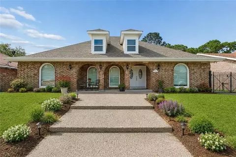 6916 Lake Willow Dr, New Orleans, LA 70126