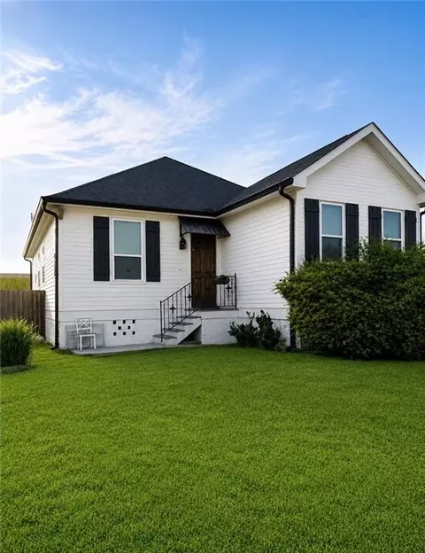 104 Perrin Dr, Arabi, LA 70032
