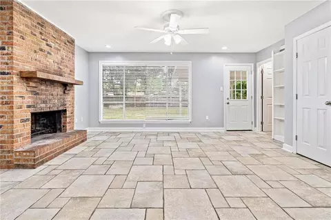 Living - 210 Mockingbird Ln, Slidell, LA 70458 photo 2 of 3