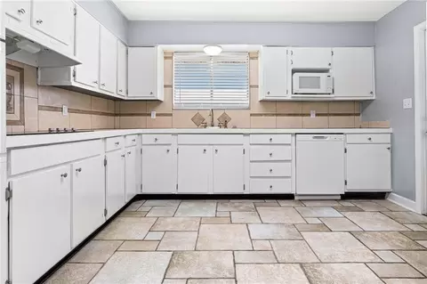 Kitchen - 210 Mockingbird Ln, Slidell, LA 70458 photo 2 of 2