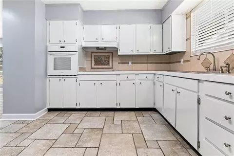 Kitchen - 210 Mockingbird Ln, Slidell, LA 70458 photo 1 of 2