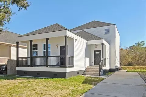 424 Cougar Dr, Chalmette, LA 70043
