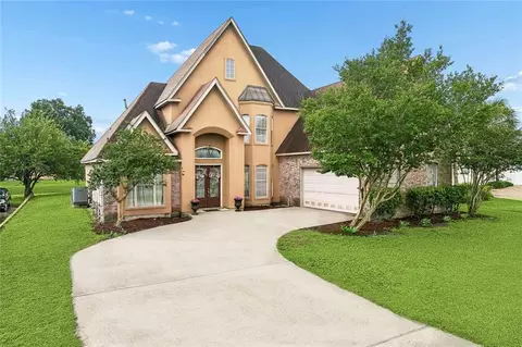 105 Natchez Trace Dr, Harvey, LA 70058