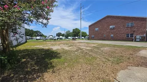 2120 Packenham Rd, Chalmette, LA 70092
