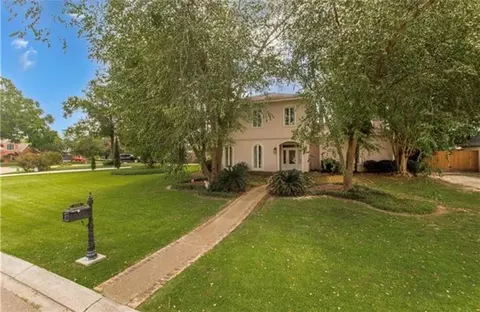 615 River Oaks Dr, Covington, LA 70433