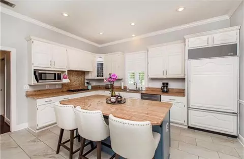 Kitchen - 615 River Oaks Dr, Covington, LA 70433 photo 4 of 6