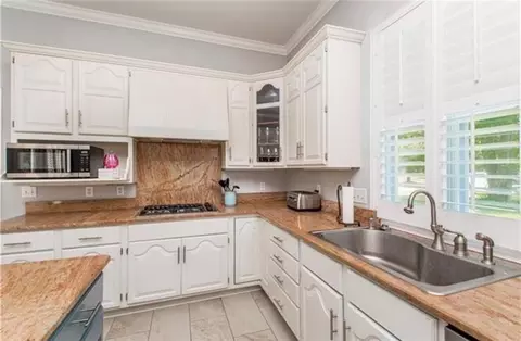 Kitchen - 615 River Oaks Dr, Covington, LA 70433 photo 2 of 6