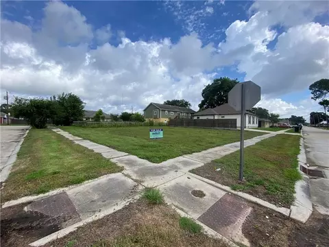 2900 Volpe Dr, Chalmette, LA 70043