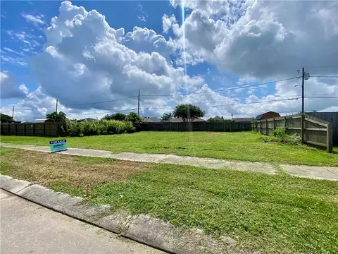 3701 Mumphrey Rd, Chalmette, LA 70043