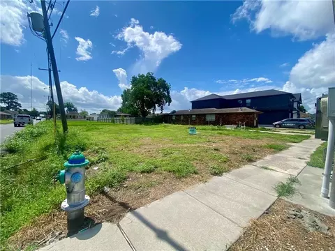 3325 Pakenham Dr, Chalmette, LA 70043