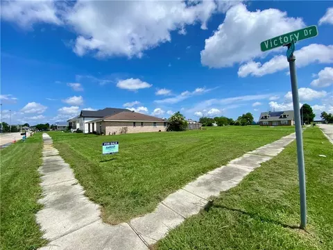 8553 Victory Dr, Chalmette, LA 70043