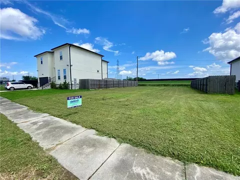 8309 Hermitage Dr, Chalmette, LA 70043