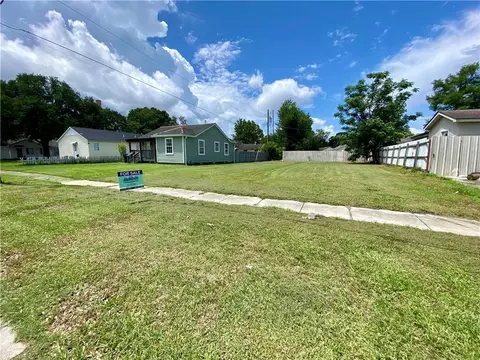 8612 Livingston Ave, Chalmette, LA 70043