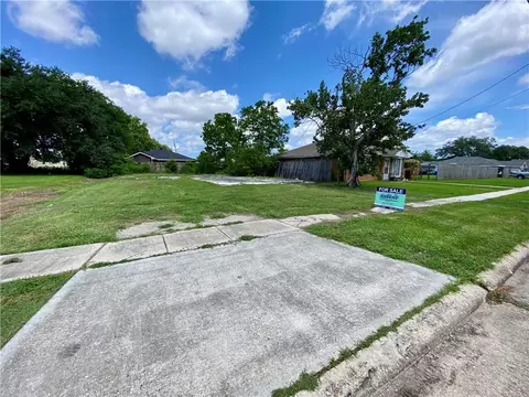 2120 Aycock Dr, Arabi, LA 70032