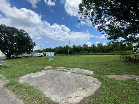 637 Cougar Dr, Arabi, LA 70032