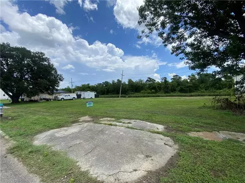 637 Cougar Dr, Arabi, LA 70032